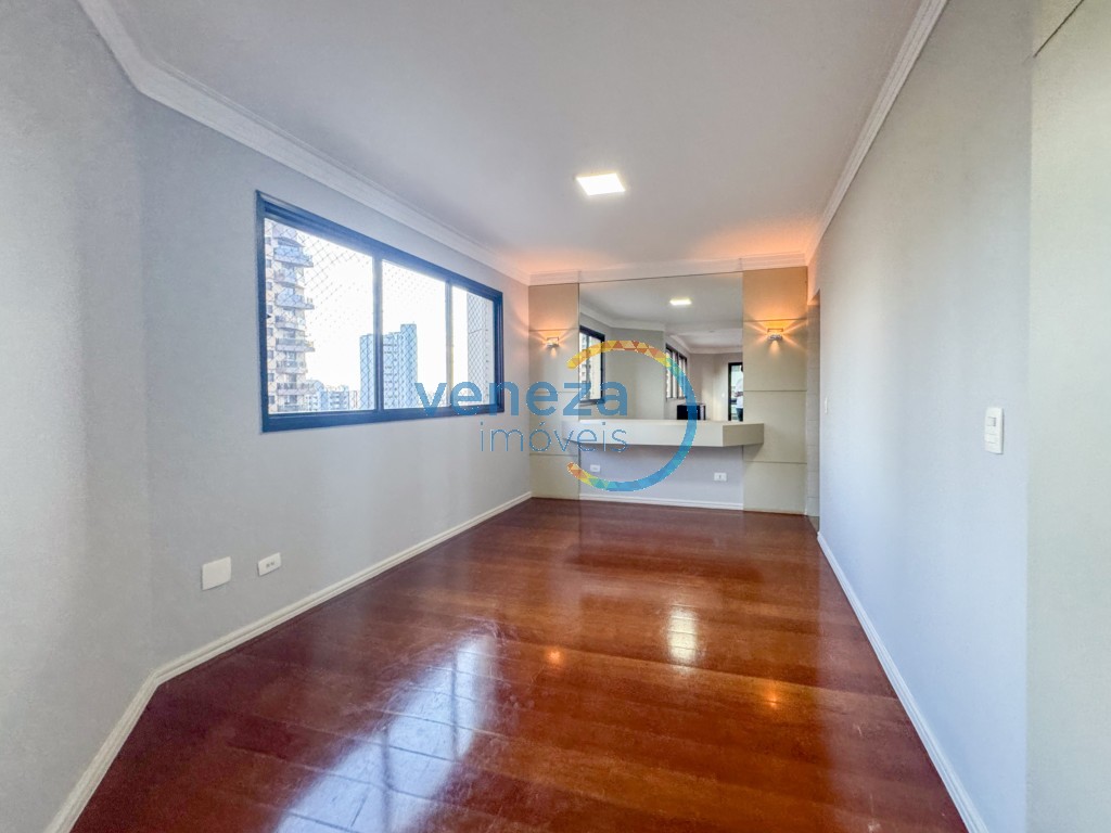 Apartamento à venda no bairro Centro de Londrina com 248.41m<sup>2</sup> útil, 4 quartos, 2 vagas de garagem
