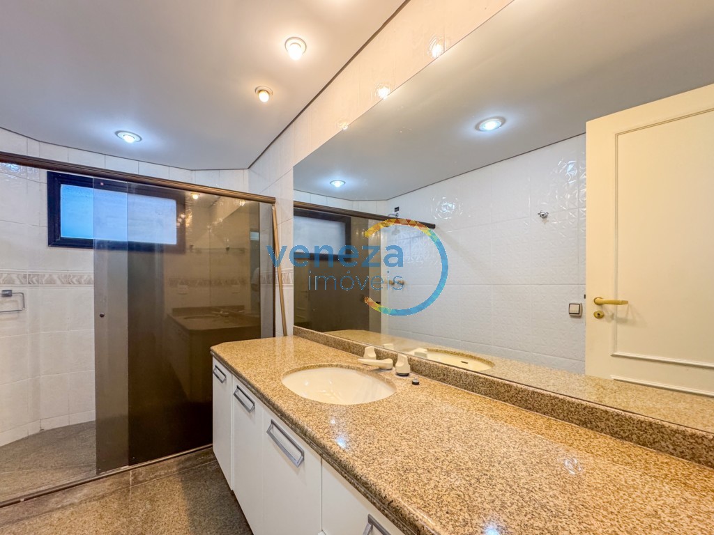 Apartamento à venda no bairro Centro de Londrina com 248.41m<sup>2</sup> útil, 4 quartos, 2 vagas de garagem