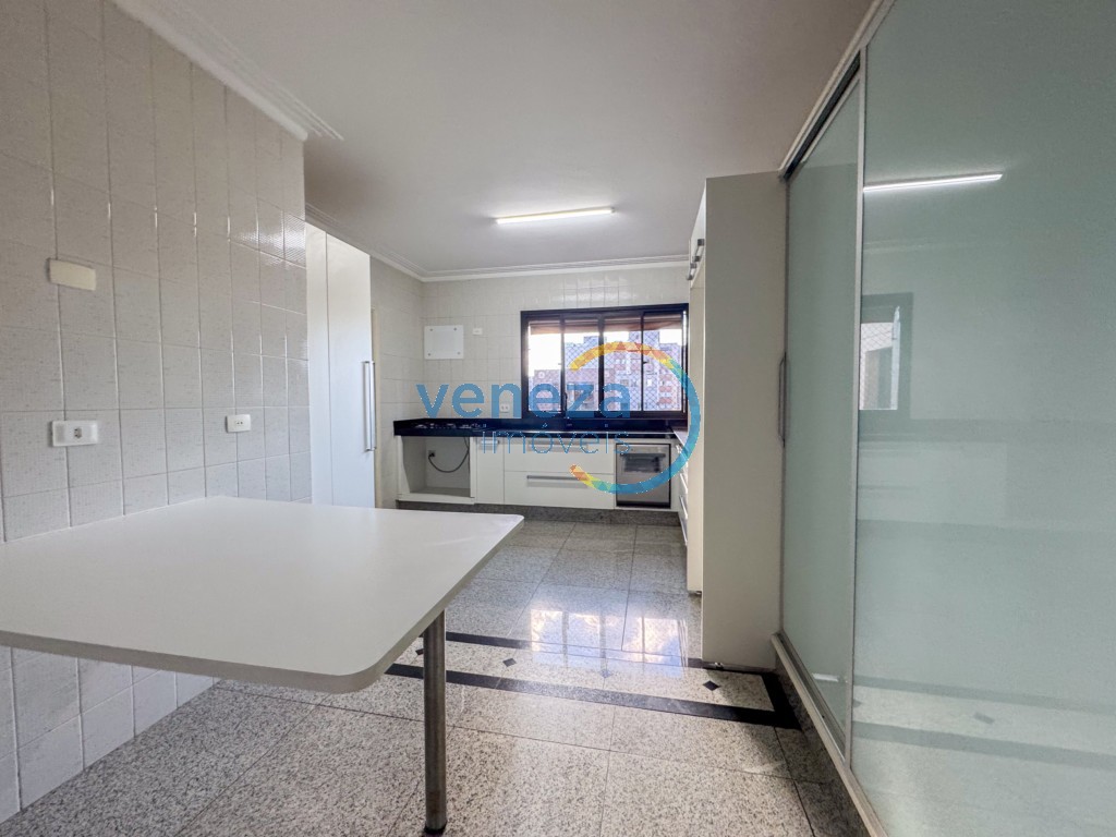 Apartamento à venda no bairro Centro de Londrina com 248.41m<sup>2</sup> útil, 4 quartos, 2 vagas de garagem