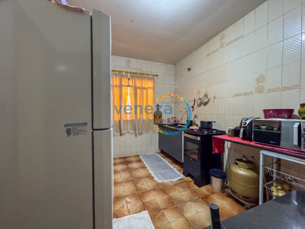 Casa Residencial à venda no bairro Leonor de Londrina com 183m<sup>2</sup> útil, 4 quartos, 3 vagas de garagem