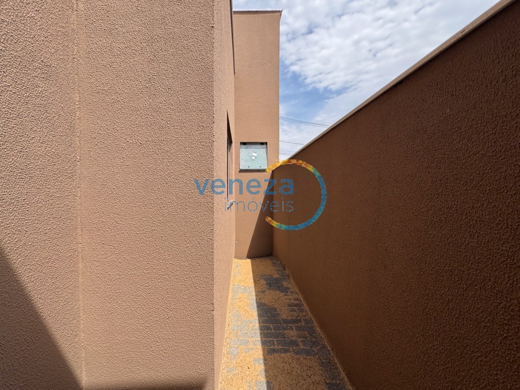 Casa Residencial à venda no bairro Heimtal de Londrina com 103m<sup>2</sup> útil, 3 quartos, 1 vaga de garagem