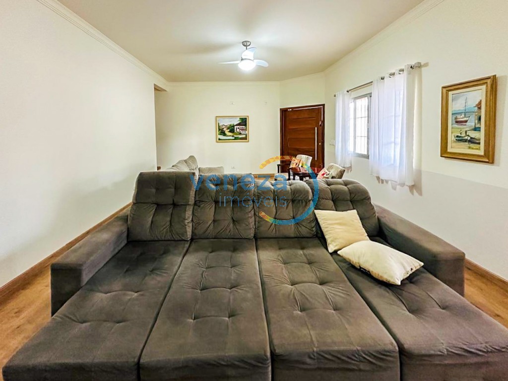 Casa Residencial à venda no bairro Aurora de Londrina com 360m<sup>2</sup> útil, 5 quartos, 6 vagas de garagem