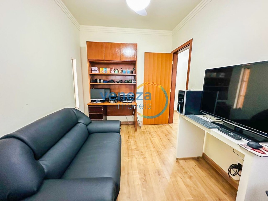 Casa Residencial à venda no bairro Aurora de Londrina com 360m<sup>2</sup> útil, 5 quartos, 6 vagas de garagem