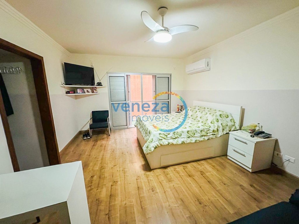 Casa Residencial à venda no bairro Aurora de Londrina com 360m<sup>2</sup> útil, 5 quartos, 6 vagas de garagem