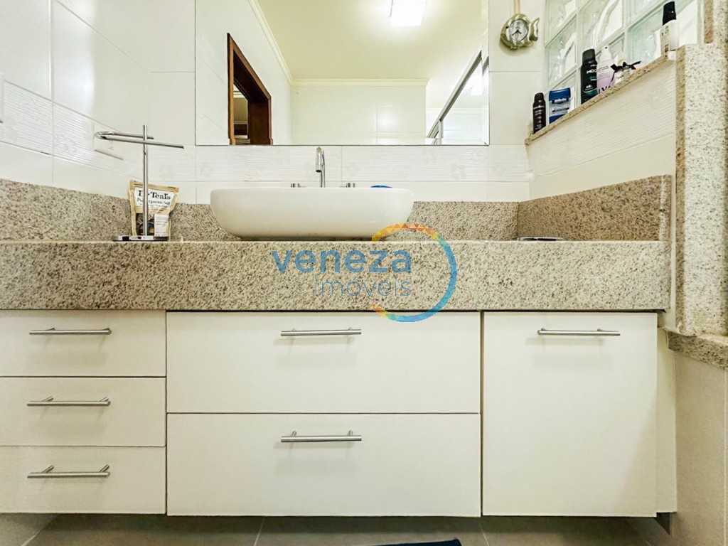 Casa Residencial à venda no bairro Aurora de Londrina com 360m<sup>2</sup> útil, 5 quartos, 6 vagas de garagem