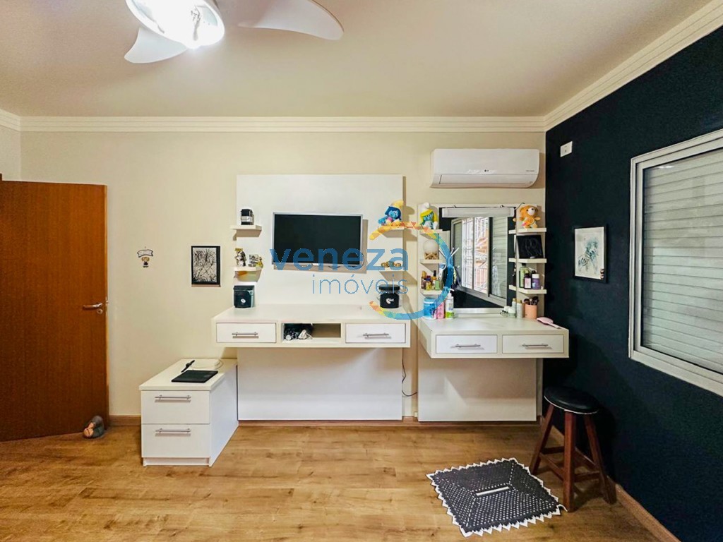 Casa Residencial à venda no bairro Aurora de Londrina com 360m<sup>2</sup> útil, 5 quartos, 6 vagas de garagem