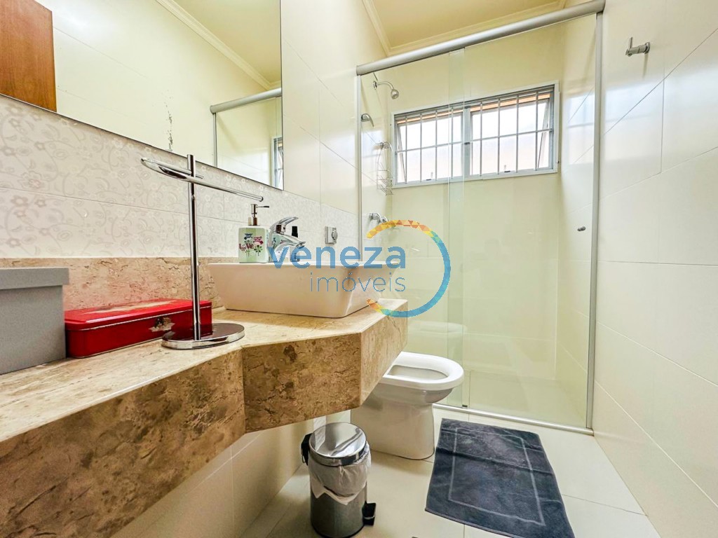 Casa Residencial à venda no bairro Aurora de Londrina com 360m<sup>2</sup> útil, 5 quartos, 6 vagas de garagem