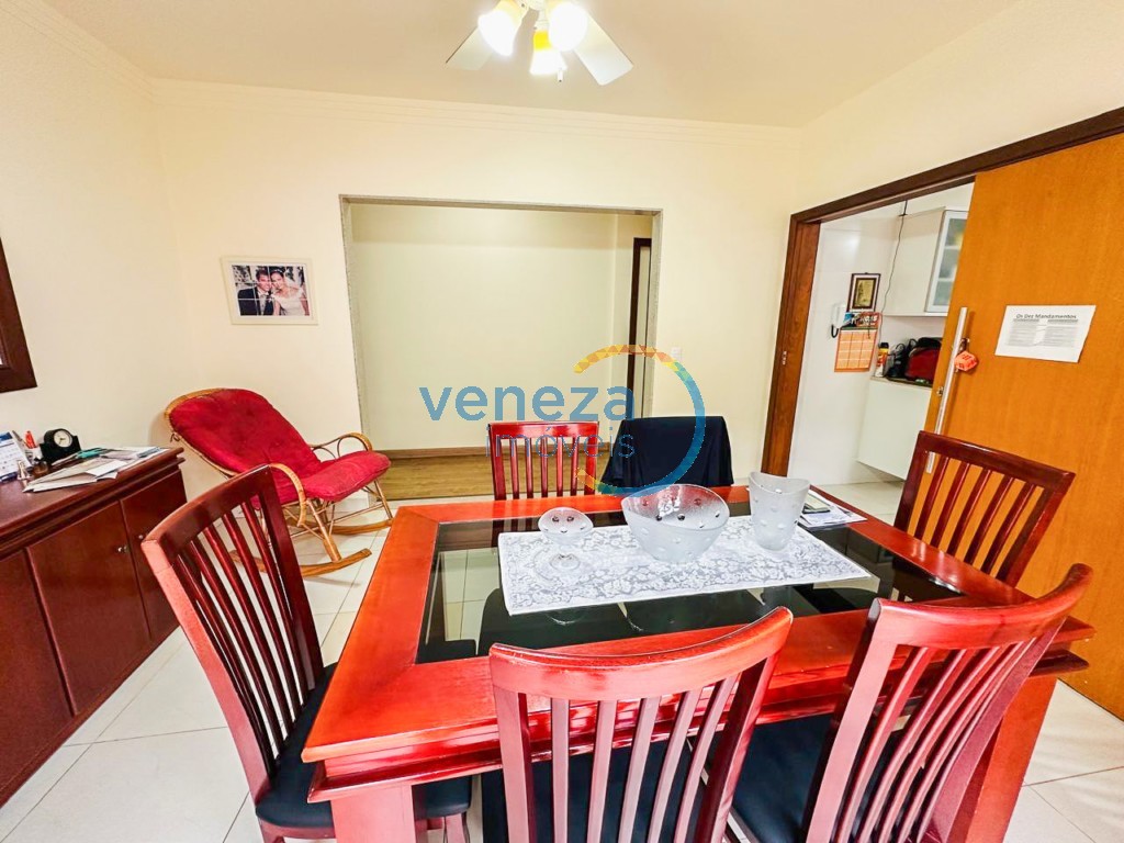 Casa Residencial à venda no bairro Aurora de Londrina com 360m<sup>2</sup> útil, 5 quartos, 6 vagas de garagem