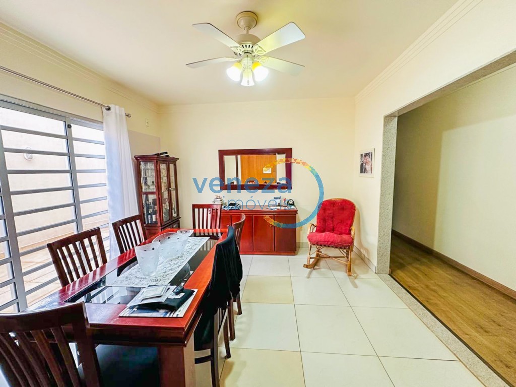 Casa Residencial à venda no bairro Aurora de Londrina com 360m<sup>2</sup> útil, 5 quartos, 6 vagas de garagem