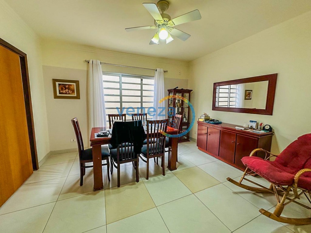 Casa Residencial à venda no bairro Aurora de Londrina com 360m<sup>2</sup> útil, 5 quartos, 6 vagas de garagem