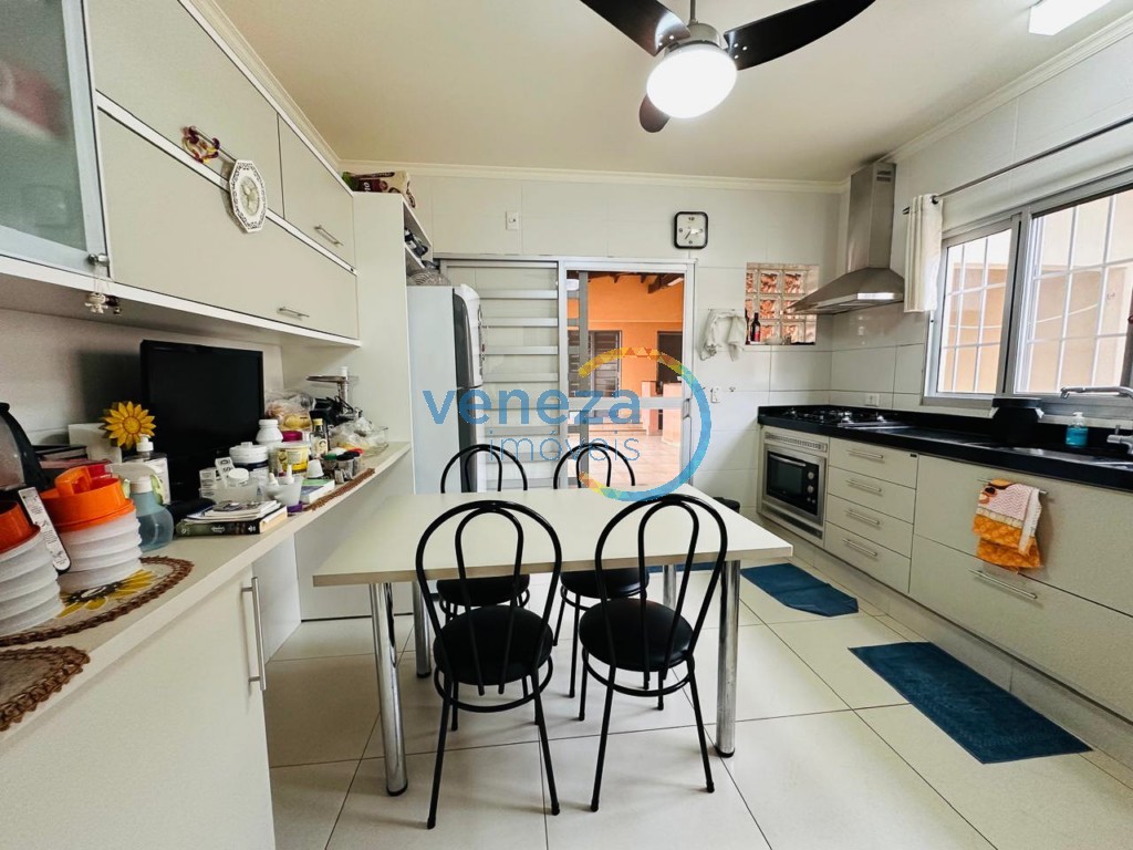 Casa Residencial à venda no bairro Aurora de Londrina com 360m<sup>2</sup> útil, 5 quartos, 6 vagas de garagem