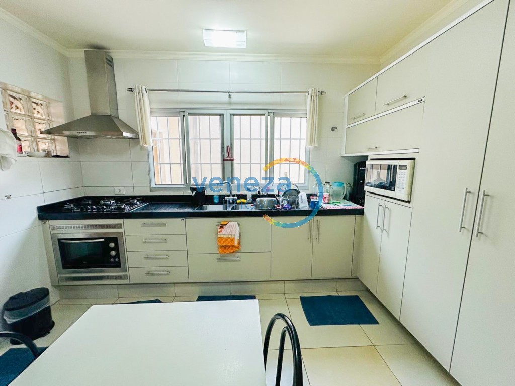 Casa Residencial à venda no bairro Aurora de Londrina com 360m<sup>2</sup> útil, 5 quartos, 6 vagas de garagem