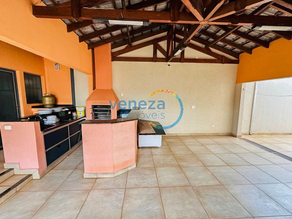 Casa Residencial à venda no bairro Aurora de Londrina com 360m<sup>2</sup> útil, 5 quartos, 6 vagas de garagem