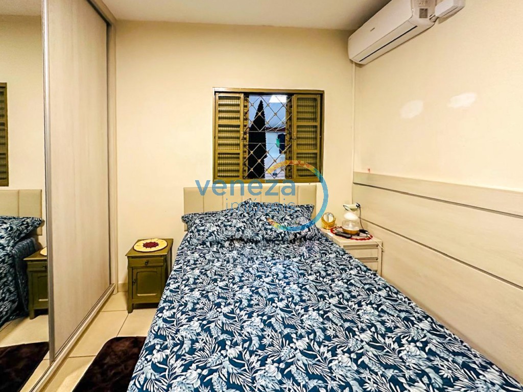 Casa Residencial à venda no bairro Antares de Londrina com 102m<sup>2</sup> útil, 3 quartos, 4 vagas de garagem