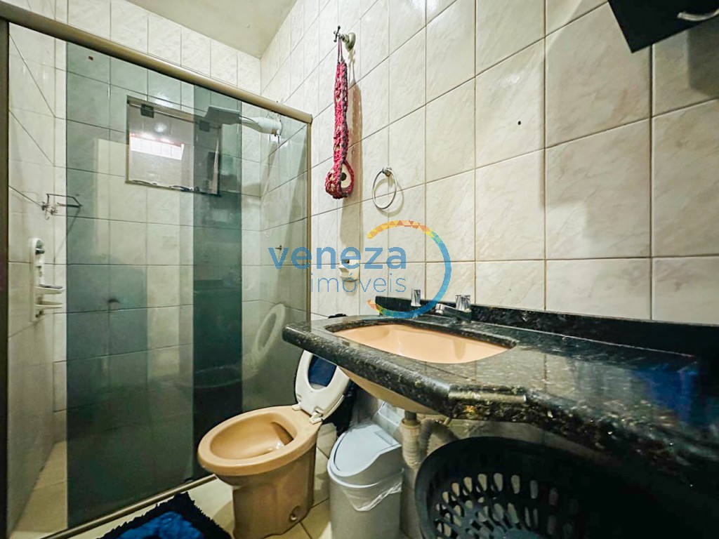 Casa Residencial à venda no bairro Antares de Londrina com 102m<sup>2</sup> útil, 3 quartos, 4 vagas de garagem