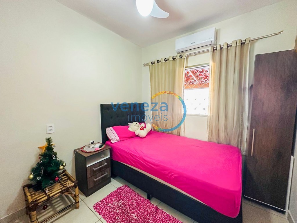 Casa Residencial à venda no bairro Antares de Londrina com 102m<sup>2</sup> útil, 3 quartos, 4 vagas de garagem