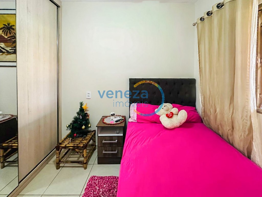 Casa Residencial à venda no bairro Antares de Londrina com 102m<sup>2</sup> útil, 3 quartos, 4 vagas de garagem