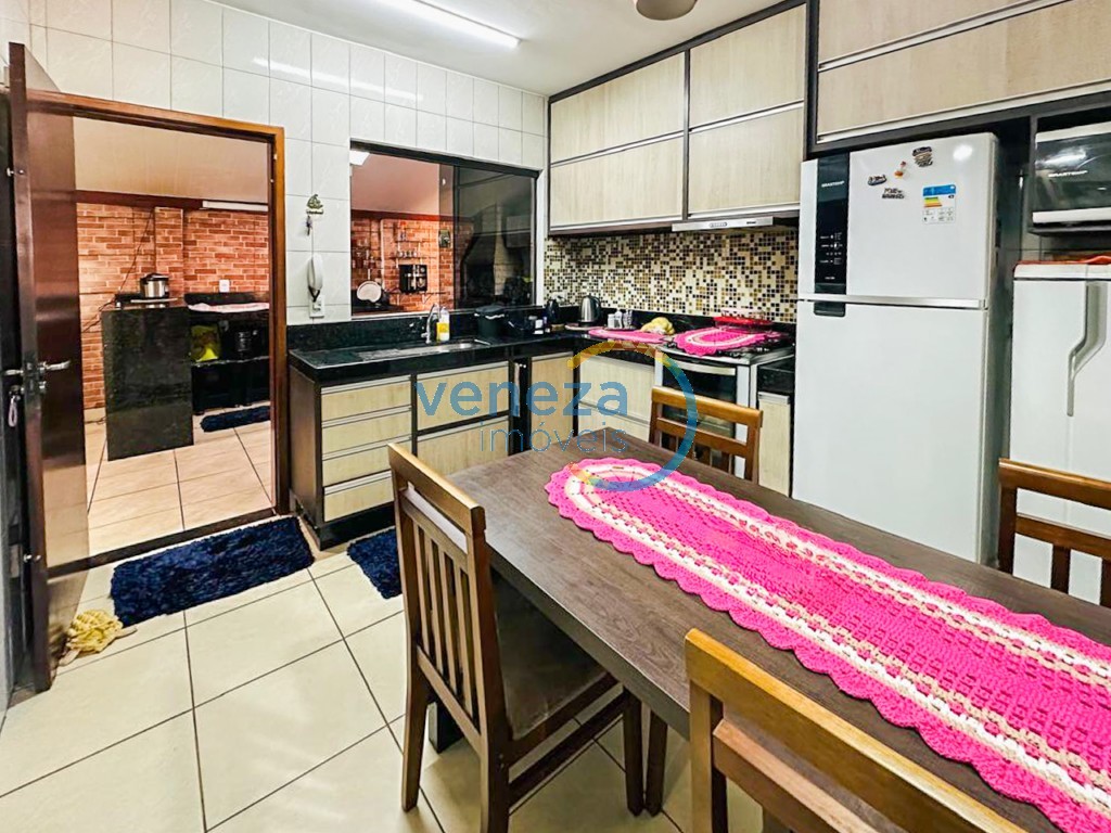 Casa Residencial à venda no bairro Antares de Londrina com 102m<sup>2</sup> útil, 3 quartos, 4 vagas de garagem