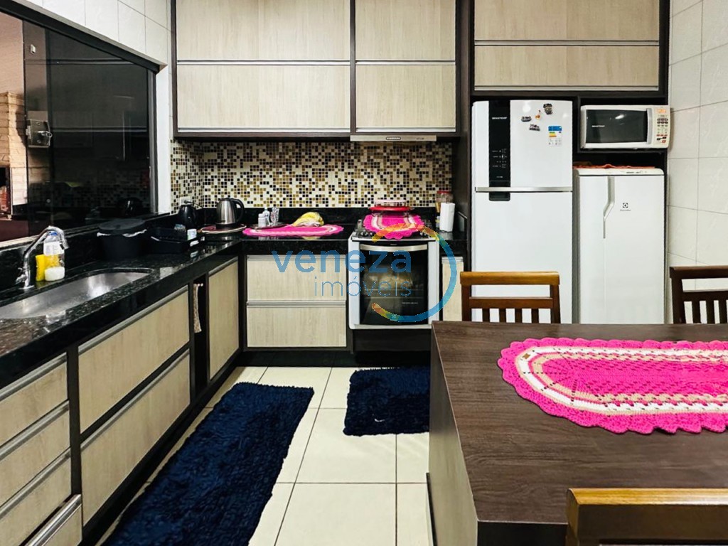 Casa Residencial à venda no bairro Antares de Londrina com 102m<sup>2</sup> útil, 3 quartos, 4 vagas de garagem