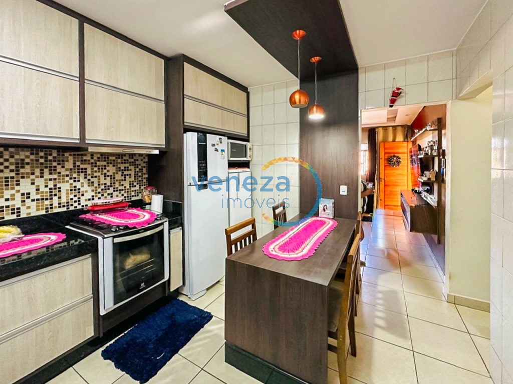 Casa Residencial à venda no bairro Antares de Londrina com 102m<sup>2</sup> útil, 3 quartos, 4 vagas de garagem