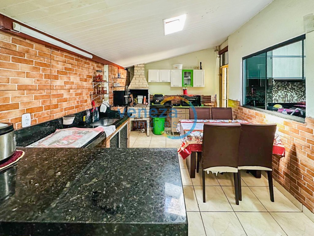 Casa Residencial à venda no bairro Antares de Londrina com 102m<sup>2</sup> útil, 3 quartos, 4 vagas de garagem