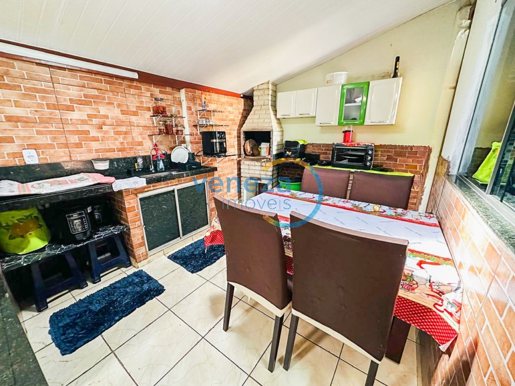 Casa Residencial à venda no bairro Antares de Londrina com 102m<sup>2</sup> útil, 3 quartos, 4 vagas de garagem