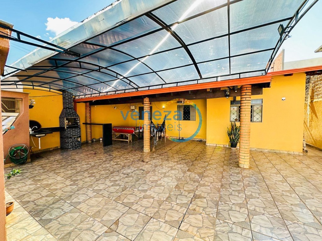 Casa Residencial à venda no bairro Antares de Londrina com 102m<sup>2</sup> útil, 3 quartos, 4 vagas de garagem