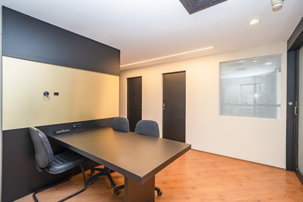 Conjunto Comercial / Sala para locacao no Centro em Curitiba com 404,24m² por R$ 15.600,00