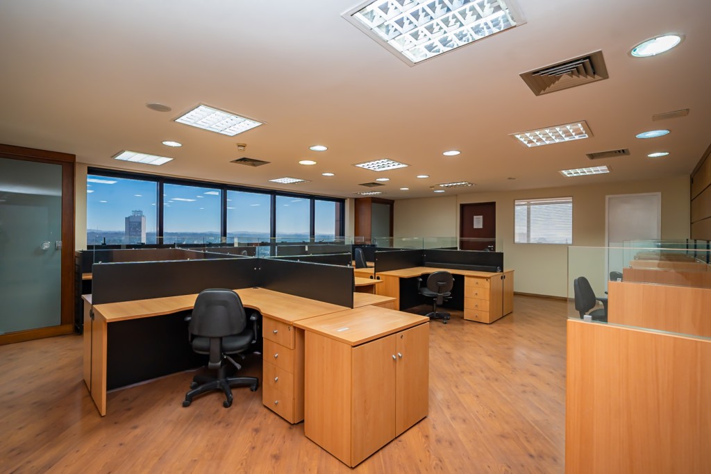 Conjunto Comercial / Sala para locacao no Centro em Curitiba com 404,24m² por R$ 15.600,00