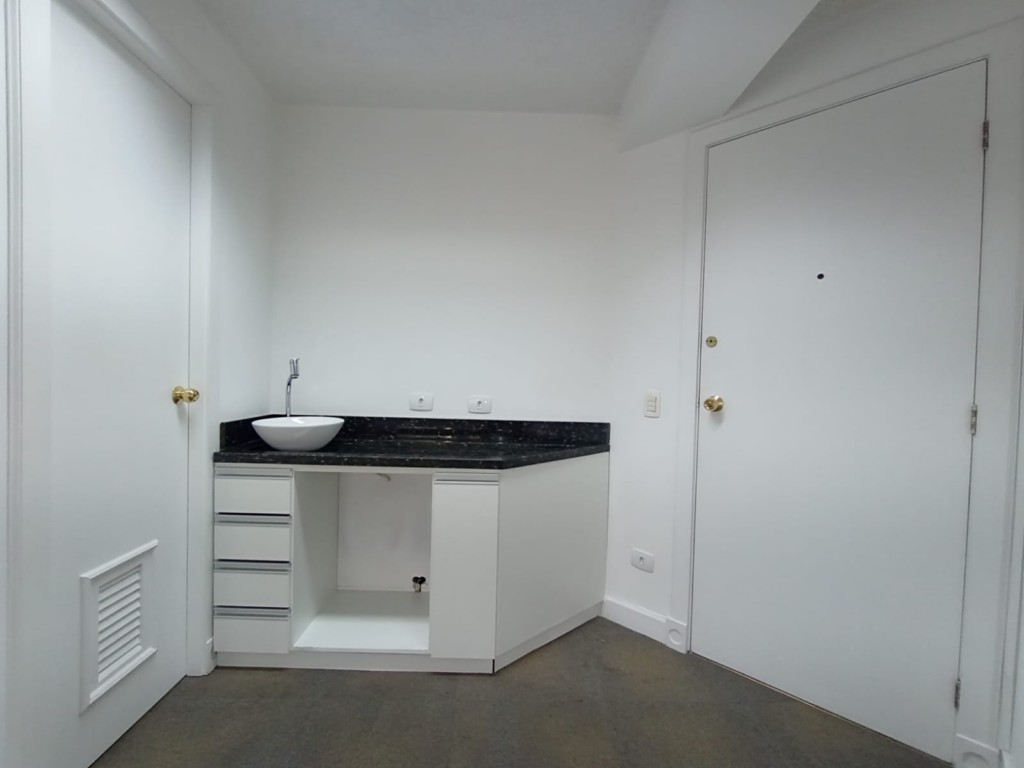 Conjunto Comercial / Sala para locacao no Juveve em Curitiba com 47,5m² por R$ 1.920,00