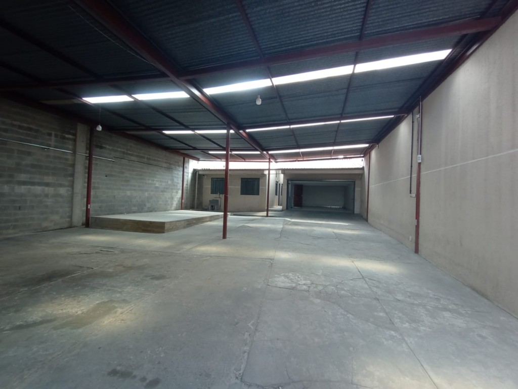 Casa Comercial para locacao no Uberaba em Curitiba com 93,8m² por R$ 4.440,00