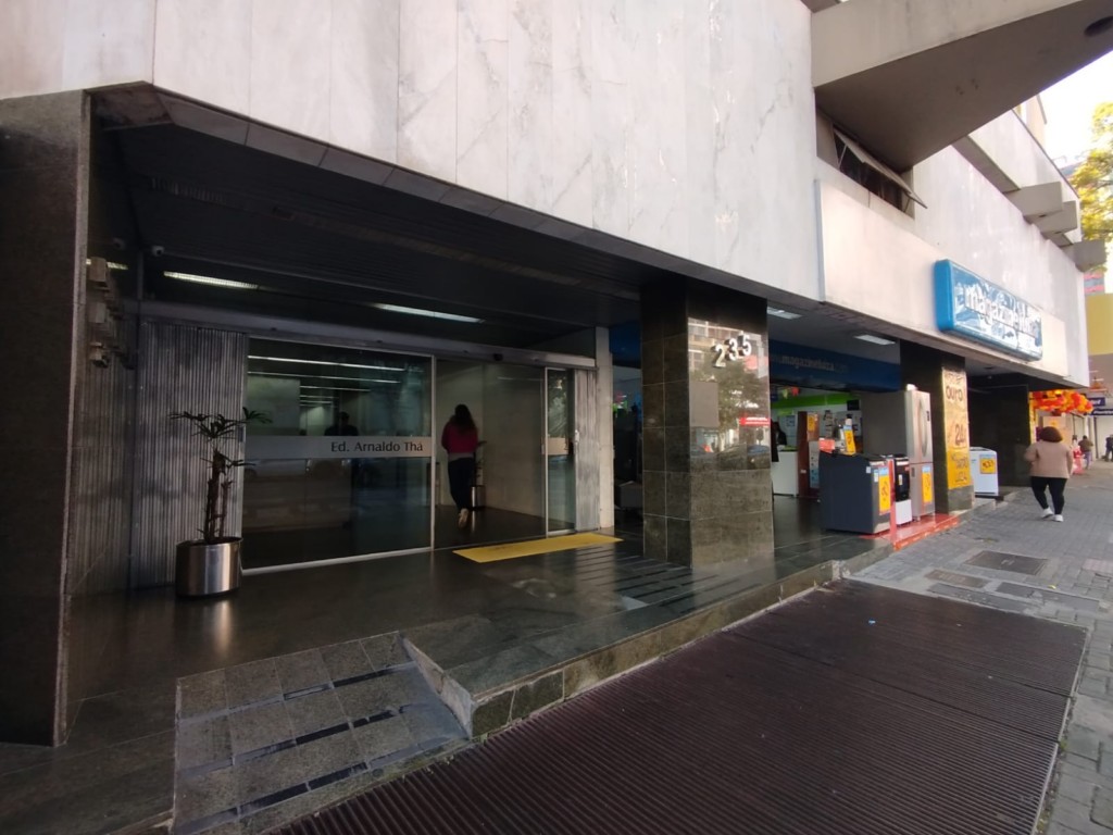 Conjunto Comercial / Sala para locacao no Centro em Curitiba com 34m² por R$ 900,00