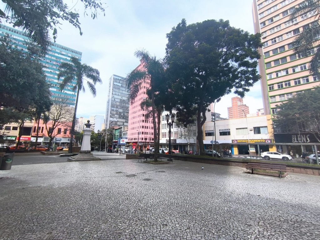 Conjunto Comercial / Sala para locacao no Centro em Curitiba com 44,41m² por R$ 1.680,00