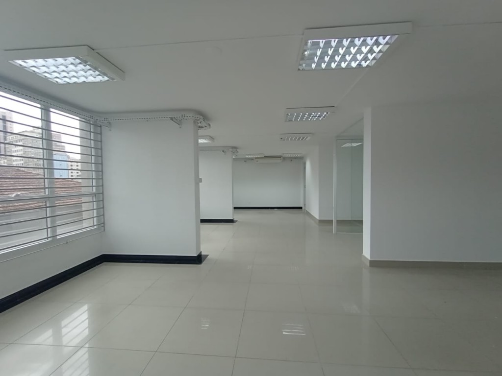 Conjunto Comercial / Sala para locacao no Centro em Curitiba com 158m² por R$ 10.800,00