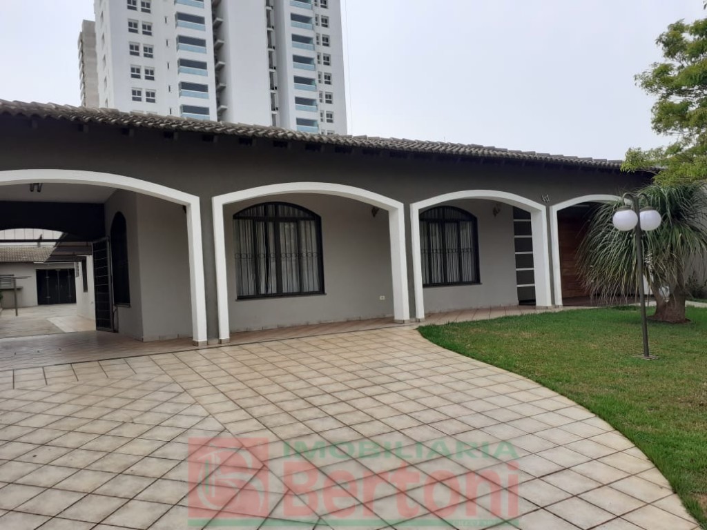 Residência Comercial para vendalocacaovenda e locacao no Centro em Arapongas com 400m² por R$ 1.800.000,006.000,00