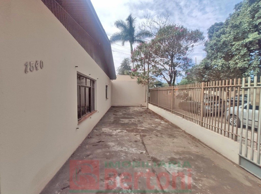 Residência Comercial para vendalocacaovenda e locacao no Centro em Arapongas com 114,86m² por R$ 550.000,002.600,00