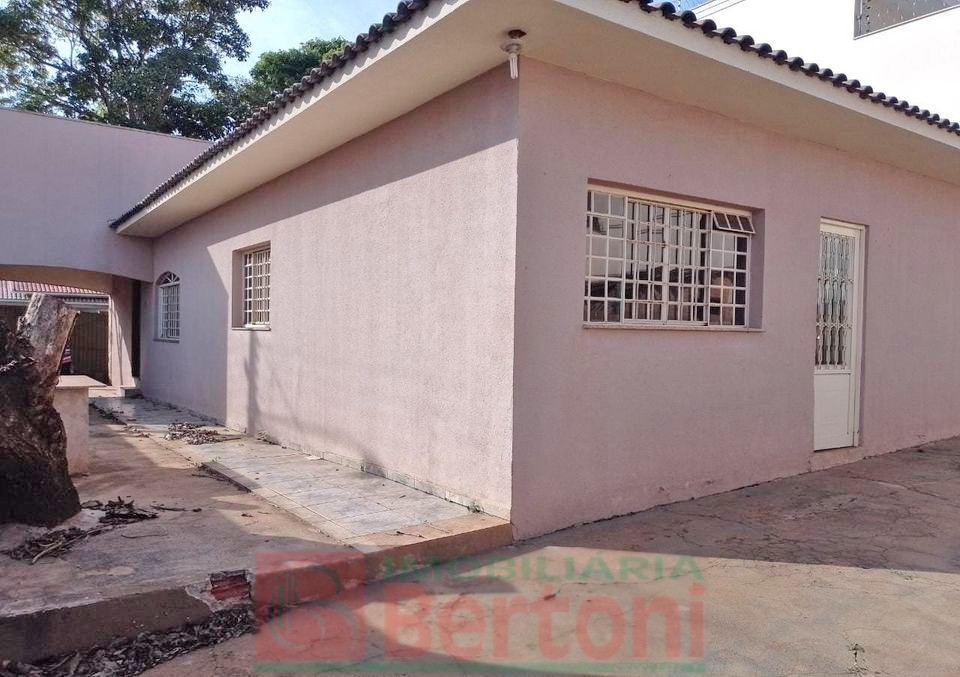 Residência para venda no Jardim Universitario em Arapongas com 176m² por R$ 550.000,00