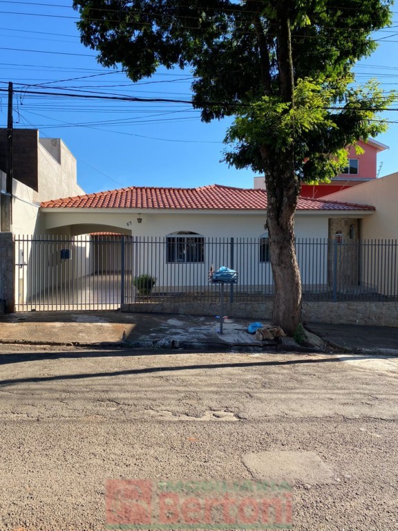 Residência para venda no Jardim Bandeirantes em Arapongas com 143m² por R$ 450.000,00