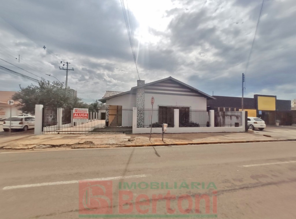 Residência Comercial para locacao no Centro em Arapongas com 0m² por R$ 2.500,00
