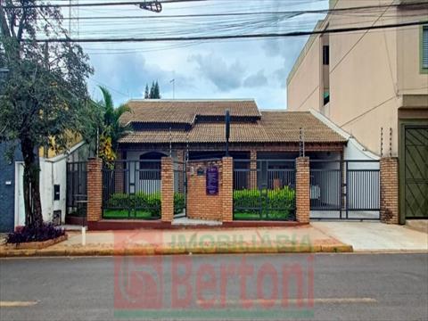 Residência Comercial para locacao no Centro em Arapongas com 0m² por R$ 4.000,00