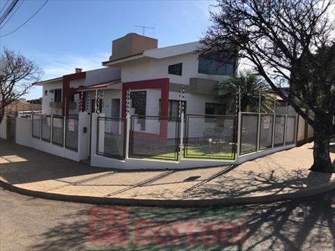 Residência para venda no Jardim Panorama em Arapongas com 240m² por R$ 1.200.000,00