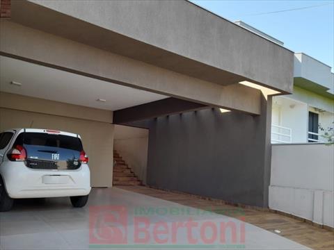 Residência para venda no Jardim Morumbi em Arapongas com 211m² por R$ 650.000,00