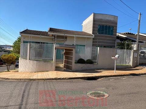 Residência para venda no Jardim Santa Alice em Arapongas com 180m² por R$ 500.000,00