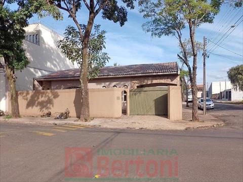 Residência para venda no Jardim Universitario em Arapongas com 176m² por R$ 550.000,00