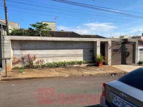 Residência para venda no Jardim Santa Alice em Arapongas com 196,23m² por R$ 600.000,00