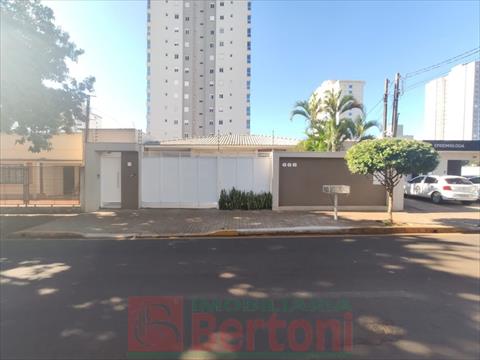 Residência Comercial para locacao no Centro em Arapongas com 0m² por R$ 5.000,00