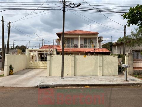 Sobrado para venda no Jardim Panorama em Arapongas com 216m² por R$ 740.000,00