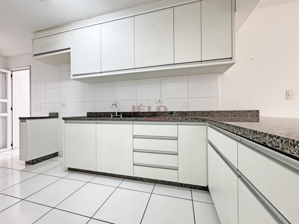 Apartamento para locacao no Zona 07 em Maringa com 117m² por R$ 1.800,00
