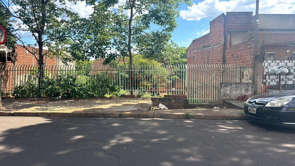 Terreno para venda no Jardim Sao Silvestre em Maringa com 300,24m² por R$ 190.000,00