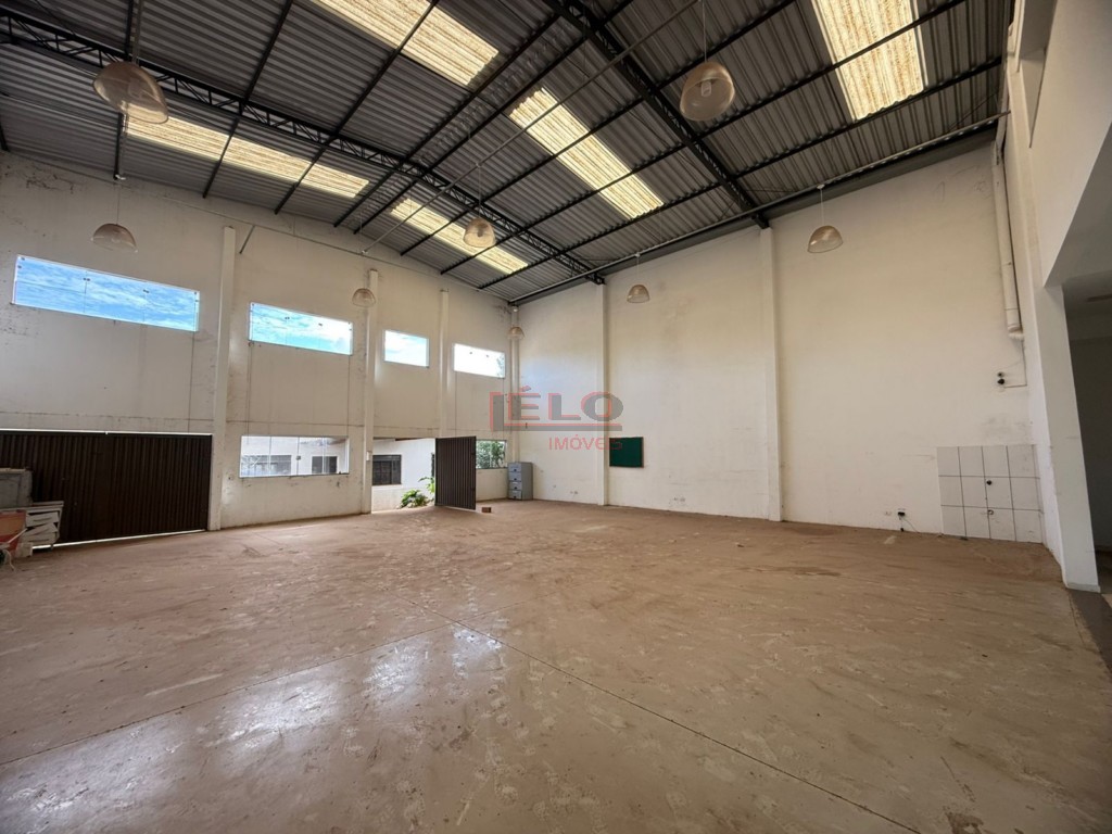 Barracão para venda e locacao no Zona 08 em Maringa com 300m² por R$ 2.500.000,00 (venda) ou R$ 10.000,00 (locação)